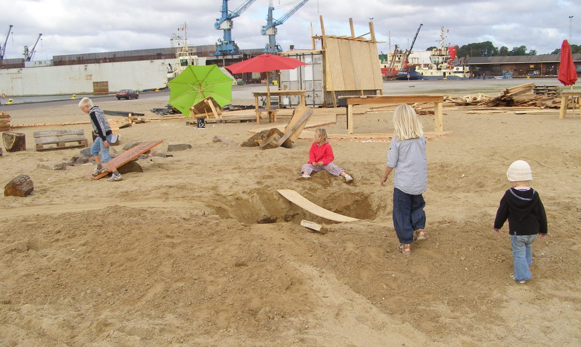 P9120164 Børn På Sandområde