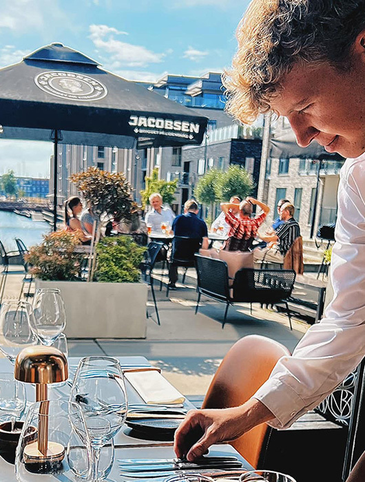 Restaurant Ene Med Tjener I Forgrunden Project List