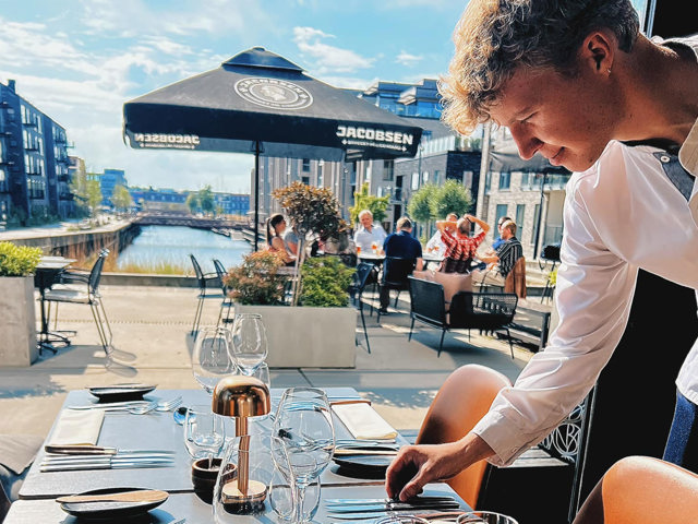 Restaurant Ene med tjener i forgrunden